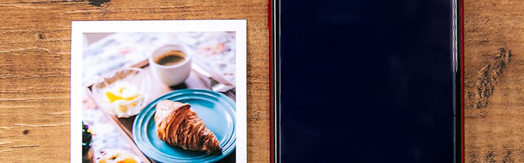 iPhoneとポラロイド写真