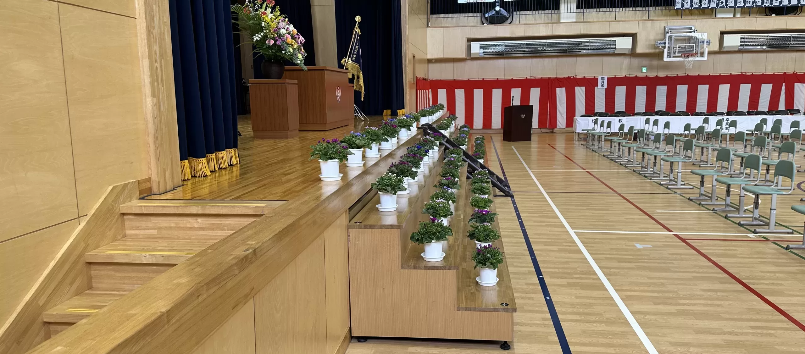 体育館のステージ演壇